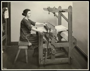 Blinde Frau arbeitet an einem Webstuhl bei der New York Association for the Blind, 111 East 59th Street, New York, 1926